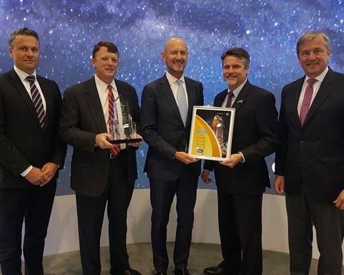 Dr Michael Haidinger (President Boeing Deutschland), Marc Mulqueen (Boeing), Hans J. Steininger (CEO MT Aerospace), Steve Creech (NASA) und Markus Staudt (MT Aerospace)