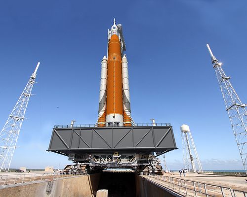 Künstlerkonzept der Block 1-Konfiguration des Space Launch Systems (SLS). Image Credit: NASA/MSFC