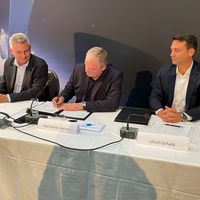 At the contract signing in Bremen (from left to right): Rüdeger Albat, ESA Head of Future Space Transportation, Karl-Heinz Servos, Head of Production ArianeGroup, Ulrich Scheib, Ulrich Scheib, Chief Commercial Officer MT Aerospace © MT Aerospace AG