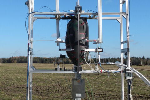 Dieser speziell entwickelte CFK-Tank der MT Aerospace AG hat sich im Test auf Sauerstoffkompatibilität bewährt - auch bei frostigen -183°C   © MT Aerospace AG