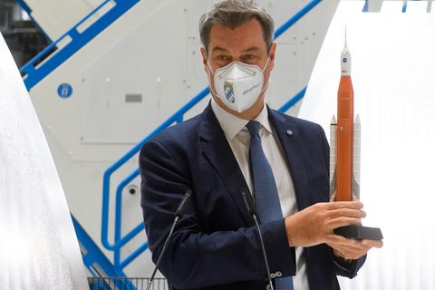 Dr. Markus Söder with a model of the SLS. © Bavarian State Chancellery