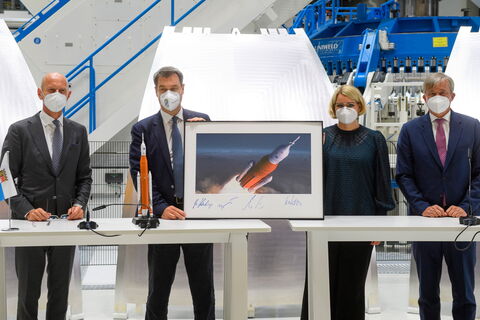 (fltr) Hans Steininger (CEO MT Aerospace), Dr. Markus Söder, Eva Weber (Mayor of Augsburg) and Dr. Michael Haidinger (President of Boeing Germany, Central & Eastern Europe, Benelux & Nordics).© Bavarian State Chancellery