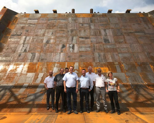 Das Abnahme-Team auf dem vormontierten Deflektor ©MT Aerospace AG