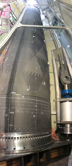 CFK-Booster bei der Testvorbereitung in der Testgrube der MT Aerospace AG