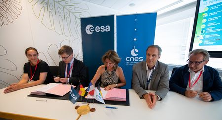 Lena Stern (seen on the left in the picture), senior lawyer of MT Aerospace AG, traveled to Paris for the signing ceremony    © ESA