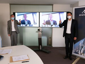 Vertragsunterschrift unter Einhaltung der Abstands- und Hygieneregeln: (v.l.n.r.) Andre Hubert Roussel, Hans Steininger und Ulrich Scheib. © ArianeGroup